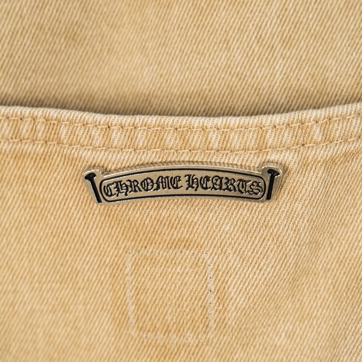 P280 Chrome Hearts khaki orange leopard print star couple jeans are a hot trend this season and are sought after by countless celebrities and fashionistas. The neat details of the cutting process add color to the playful fashion! The neat and meticulous design, and the well-fitting structure is unique. The upper body not only has outstanding recognition, but also looks younger and younger. A style with the ultimate wearing meaning and performance, gorgeous color matching, and the craftsmanship of this style is also extremely extraordinary. After the finished product is washed, it is disassembled and hand-made with sheepskin cross leather and then spliced ​​together to complete. The whole piece has too many craftsmanship to describe. It is decorated with patchwork cross flowers and high-waisted washed jeans! ! Absolutely high-end luxury product, a god-level single product, a super popular product, made with top heavy industry, a must-see magic weapon that can't be missed. Style number: 1828# Size: 30 32 34 36 Color: Khaki